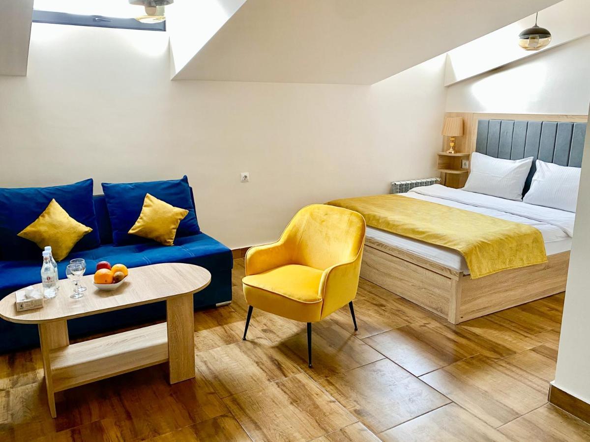 Alex Hotel Ереван Екстериор снимка