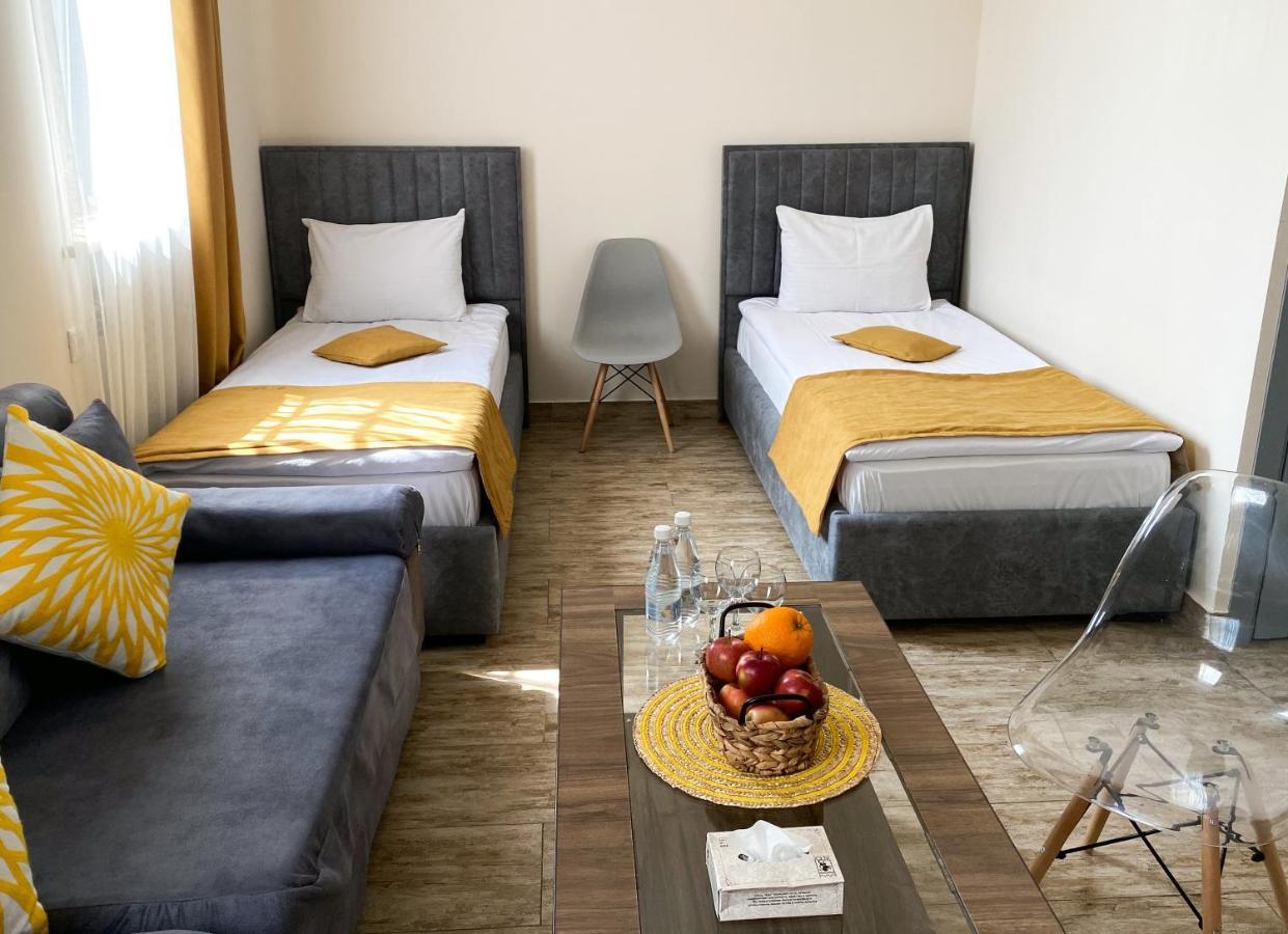 Alex Hotel Ереван Екстериор снимка