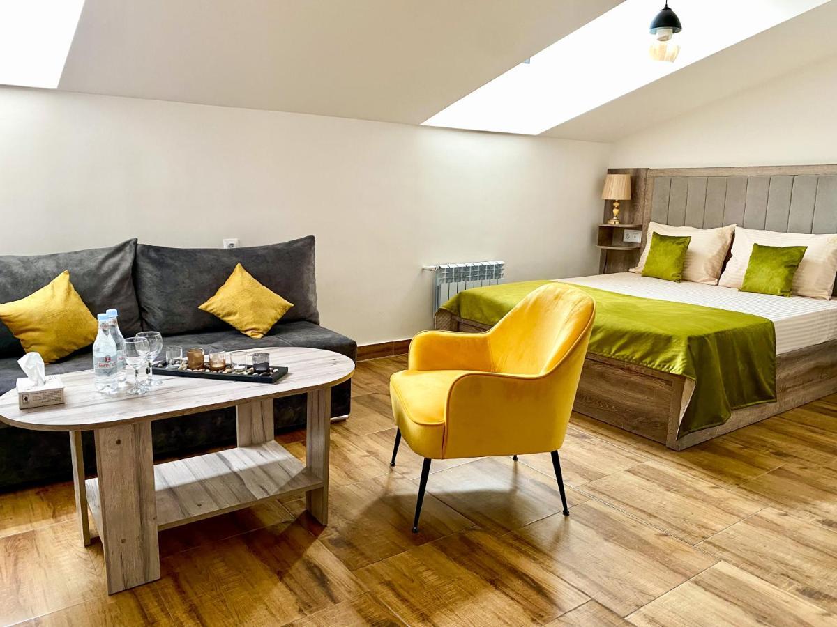 Alex Hotel Ереван Екстериор снимка