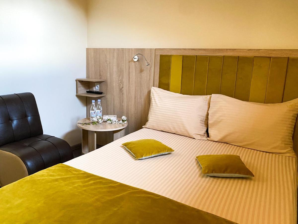 Alex Hotel Ереван Екстериор снимка