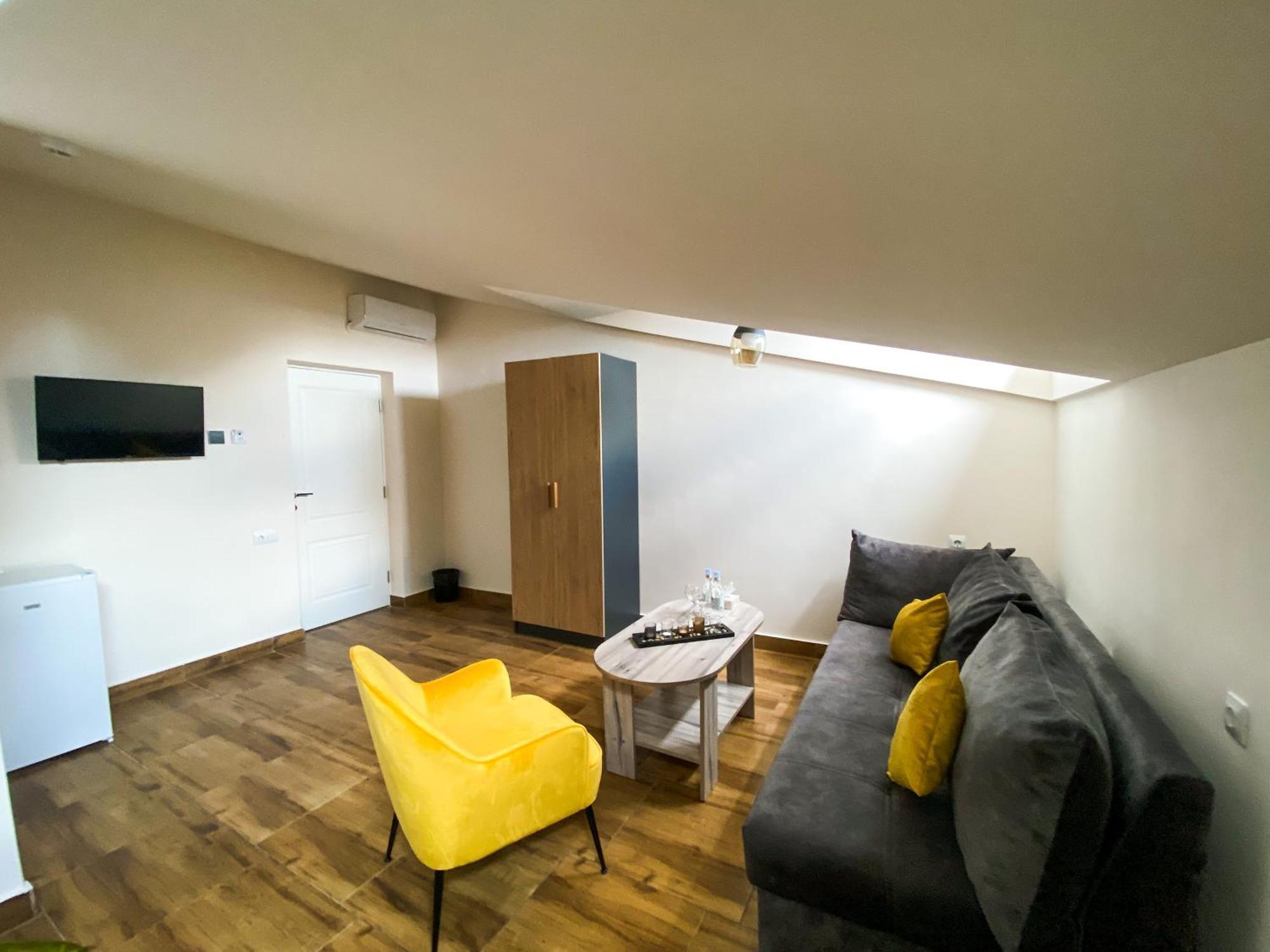 Alex Hotel Ереван Стая снимка