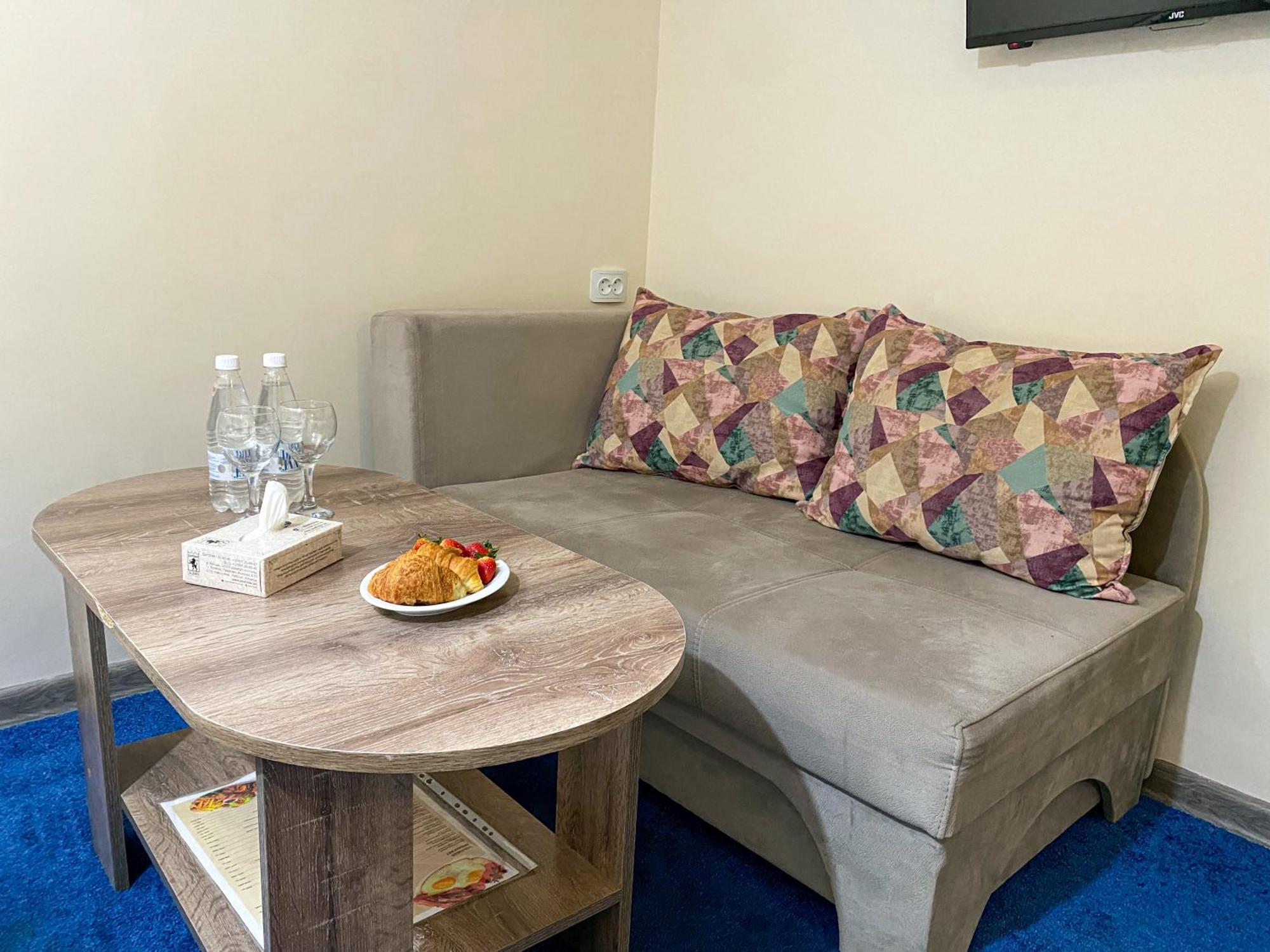 Alex Hotel Ереван Екстериор снимка