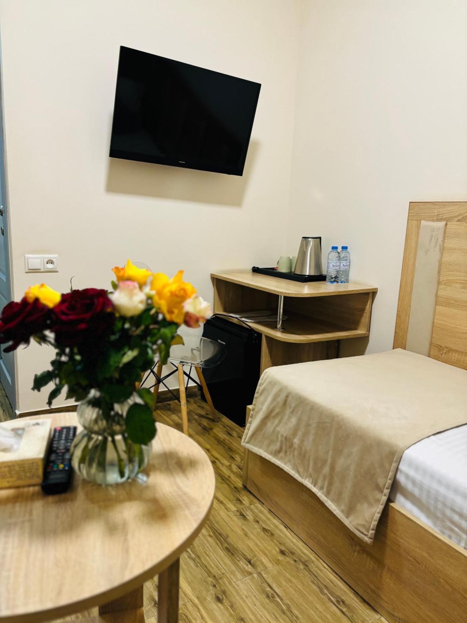 Alex Hotel Ереван Екстериор снимка