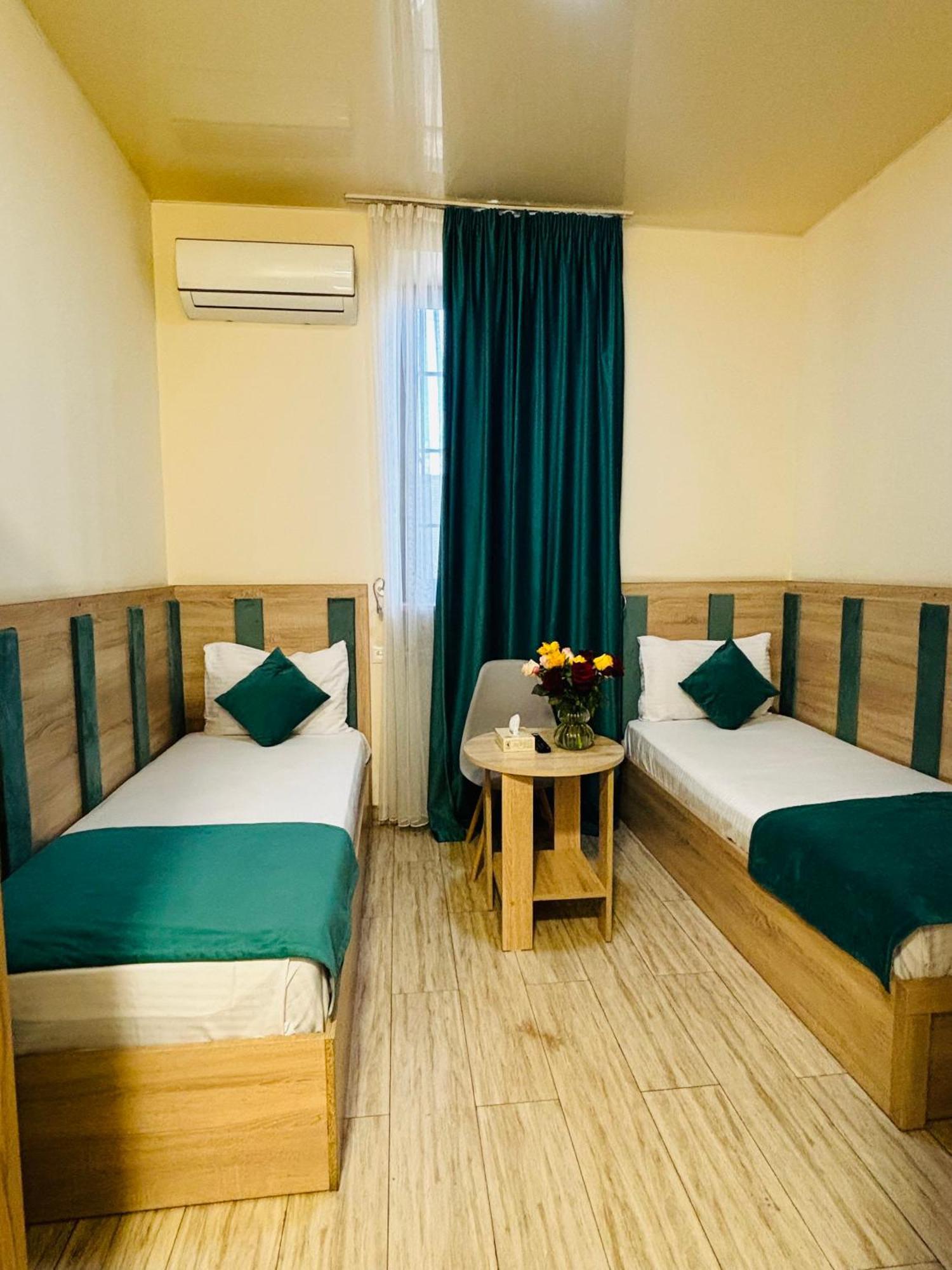 Alex Hotel Ереван Екстериор снимка