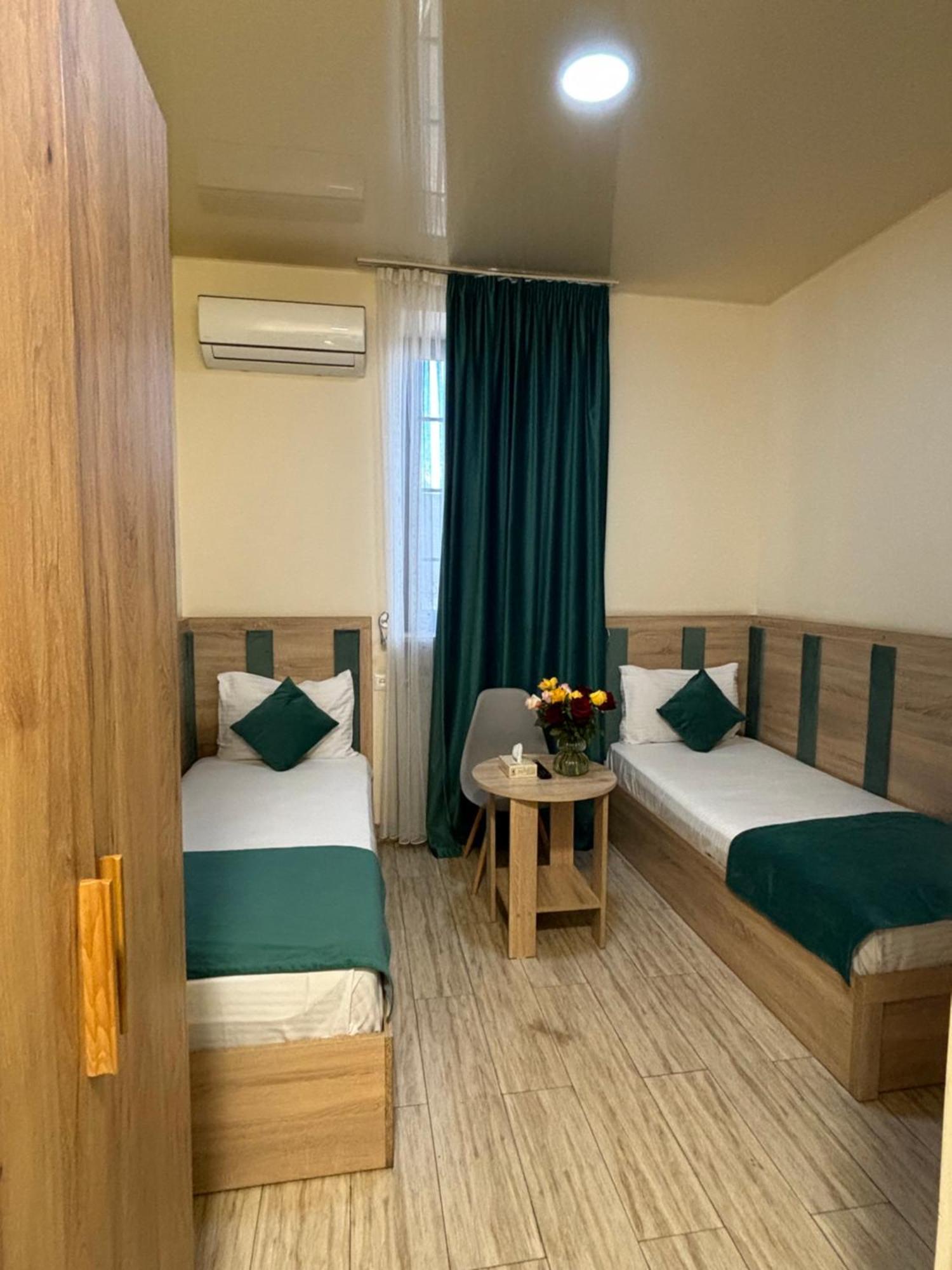 Alex Hotel Ереван Екстериор снимка
